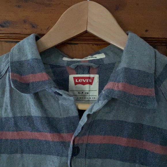Levi’s cotton flannel button up shirt - standard fit. Size small petite. - Picture 2 of 7